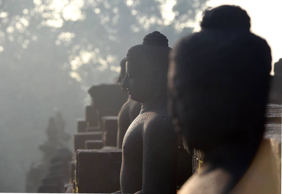 Chiều dài mỗi mặt ở chân ngôi đền Borobudur là 123 m. Móng tháp là một đài hình vuông có các cạnh là 123 m. Phía trên là 6 tầng hình vuông cắt góc mỗi cạnh lần lượt là 120, 89, 69, 61, 54 và 58 m. Chúng tượng trưng cho mặt đất mênh mông.