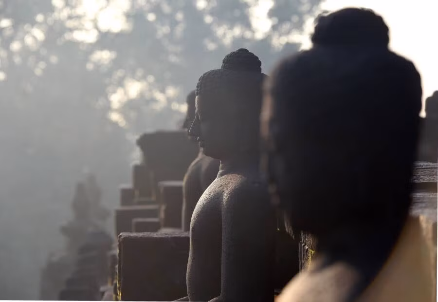 Chiều dài mỗi mặt ở chân ngôi đền Borobudur là 123 m. Móng tháp là một đài hình vuông có các cạnh là 123 m. Phía trên là 6 tầng hình vuông cắt góc mỗi cạnh lần lượt là 120, 89, 69, 61, 54 và 58 m. Chúng tượng trưng cho mặt đất mênh mông.