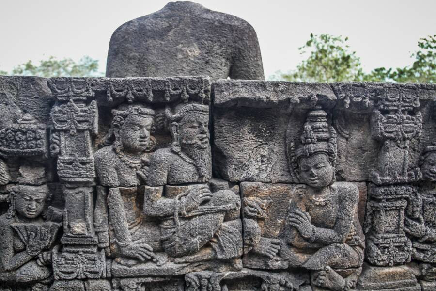Ngôi đền Borobudur được xây dựng từ thế kỷ 9. Trong tiếng Indonesia, tên của ngôi đền có nghĩa là “Tháp Phật trên đồi cao".