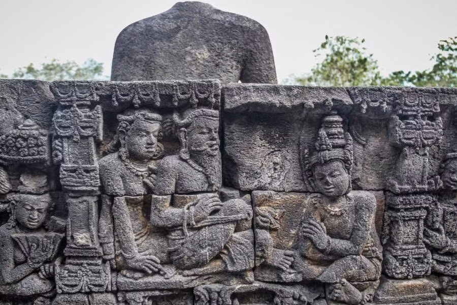 Ngôi đền Borobudur được xây dựng từ thế kỷ 9. Trong tiếng Indonesia, tên của ngôi đền có nghĩa là “Tháp Phật trên đồi cao".