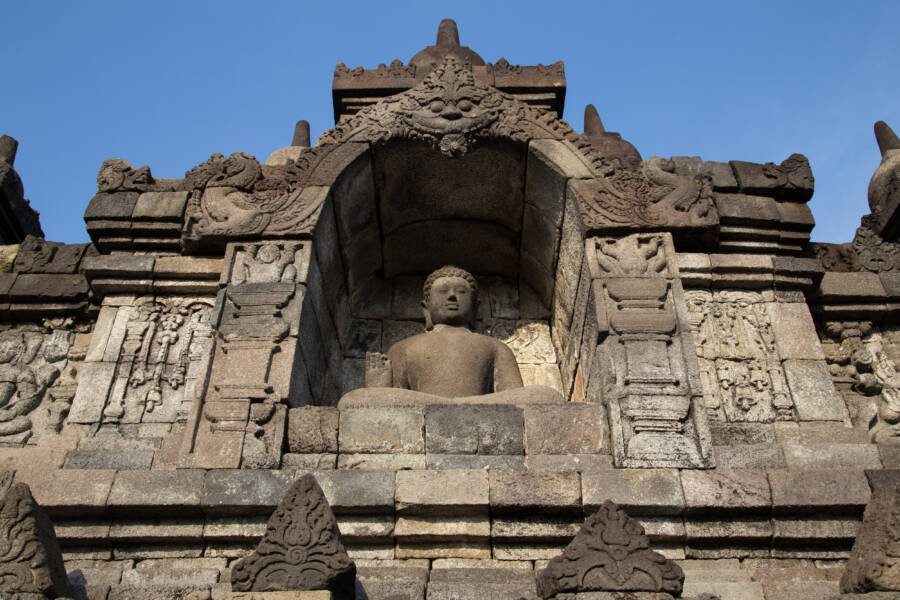 Đền Borobudur cao 42 m, bao gồm 12 tầng to, nhỏ, vuông, tròn xen kẽ và kế tiếp nhau.