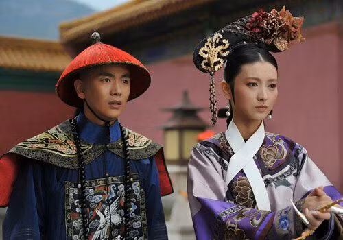 Quan lại đại thần, vương tôn quý tộc không được phép tùy tiện vào cung, gặp gỡ các phi tần nếu không có lệnh của hoàng đế.