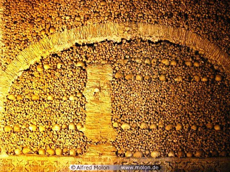 Khi ghé thăm nhà thờ độc đáo trên, du khách sẽ bắt gặp dòng chữ ở ngay các cửa ra vào với dòng chữ: “Nos ossos que aqui estamos, pelos vossos esperamos” (tạm dịch: Xương của chúng tôi đã ở đây, và chúng tôi chờ đợi xương của bạn). Thông điệp này có ý nghĩa đến một ngày nào đó, chúng ta cũng sẽ chết đi.