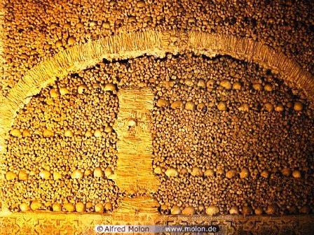 Khi ghé thăm nhà thờ độc đáo trên, du khách sẽ bắt gặp dòng chữ ở ngay các cửa ra vào với dòng chữ: “Nos ossos que aqui estamos, pelos vossos esperamos” (tạm dịch: Xương của chúng tôi đã ở đây, và chúng tôi chờ đợi xương của bạn). Thông điệp này có ý nghĩa đến một ngày nào đó, chúng ta cũng sẽ chết đi.