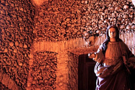 Xương của hơn 5.000 tu sĩ và người dân được dùng để trang trí nhà thờ Xương Capela dos Ossos. Xương của phụ nữ và trẻ em đều được khảm trên cùng một bức tường và hoàn toàn tách biệt với hài cốt của nam giới.