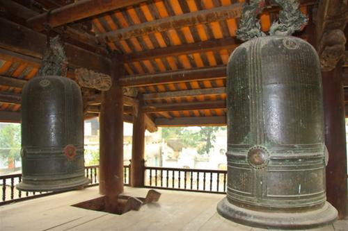 Hai cây đèn gốm thời nhà Mạc, 11 bia đá có từ đời Hậu Trần, 2 quả chuông được đúc bằng đồng và 22 đạo sắc từ thời Lý cho đến thời Nguyễn, một quần thể tượng cửu long 9 pho tượng được đặt trên 9 bệ rồng.