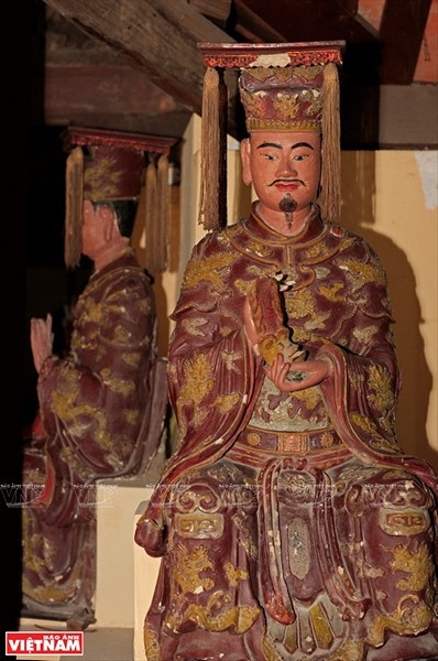 Bên trong chùa có đặt 18 bức tượng La Hán ngồi trên bệ đá, thể hiện đủ gương mặt, tư thế khác nhau.