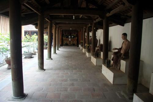 Bên trong chùa có 58 pho tượng với những kích thước khác nhau. Trong số này, nổi bật là bức tượng Quan âm 12 tay ngồi trên tòa sen đặt trên bệ đá chạm khắc hình rồng, chim thần, hoa lá có niên đại Xương Phù lục niên (1382), triều vua Trần Phế Đế.