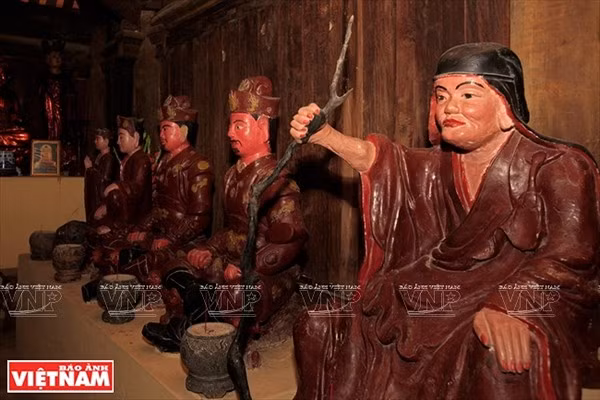 Không chỉ gây ấn tượng với kiến trúc cổ kính, chùa Bối Khê còn là nơi lưu giữ và bảo quản nhiều cổ vật quý giá có giá trị lớn về mặt lịch sử và văn hóa của các triều đại trên.