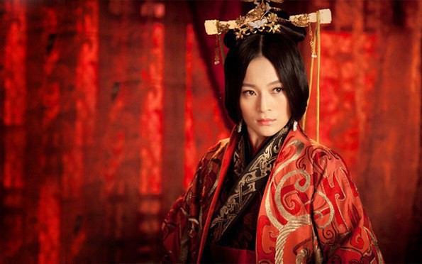 Ông hoàng nhà Tống này lập Lý Phượng Nương làm hoàng hậu. Khác với nhiều bà hoàng ''ngậm bồ hồn làm ngọt'' khi chấp nhận chồng có nhiều vợ, hoàng hậu họ Lý này hoàn toàn khác.