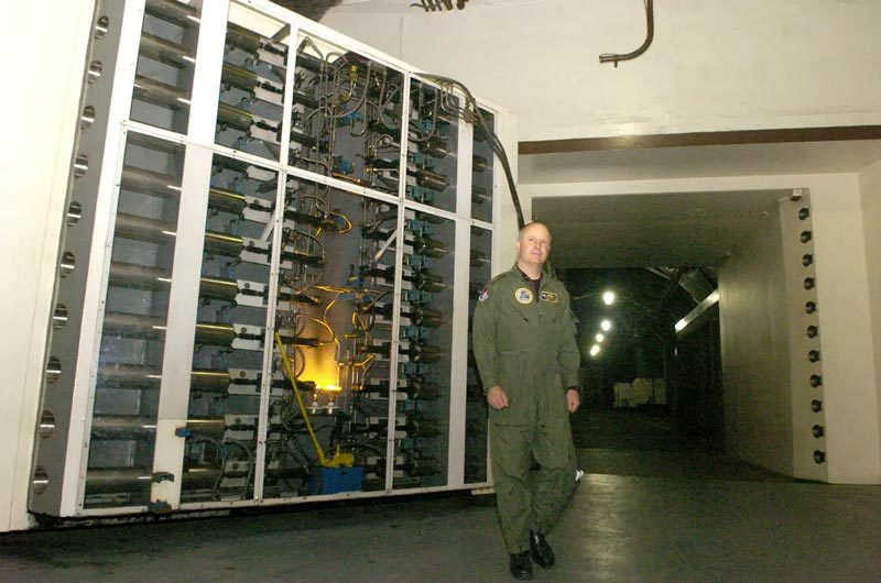 Theo thiết kế, khu phức hợp núi Cheyenne nằm sâu gần 1,6 km bên trong núi và ẩn giấu dưới 610 m đá granit cứng chắc.