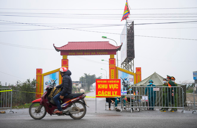 Có 9 chốt ra - vào xã, trong đó có 6 chốt cứng và 3 chốt mềm.