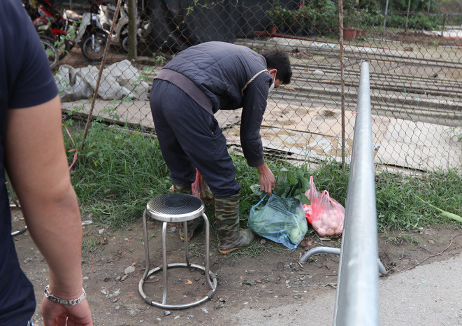 Một số hộ dân nhờ người vận chuyển đồ ăn vào khu cách ly