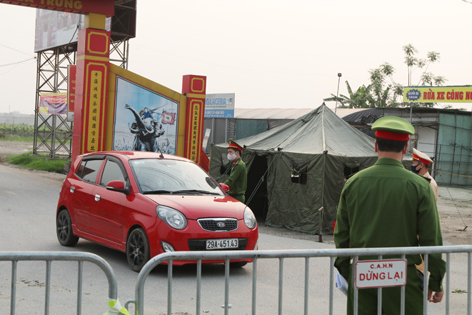 250 cán bộ, chiến sĩ đã được huy động để tham gia chốt trực, khoanh vùng cách ly toàn bộ thôn Hạ Lôi.