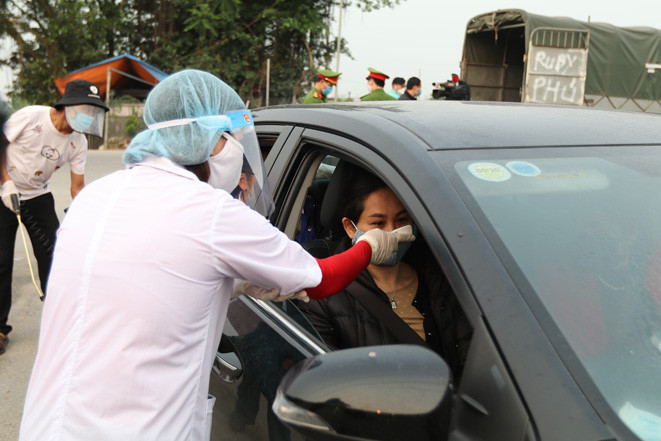 Tất cả các xe và người ra vào làm nhiệm vụ đều phải phun khử khuẩn và đo thân nhiệt.