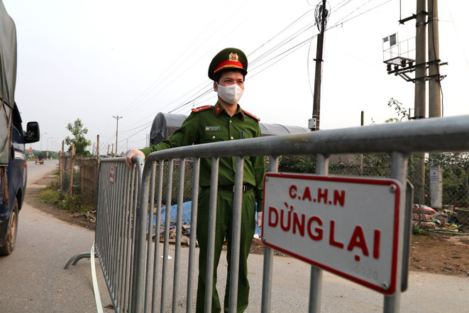 Với 6 chốt cứng, mỗi chốt 15 người, chia làm 3 ca/ngày. Còn 3 chốt mềm, mỗi chốt 21 người. Tất cả đều được trang bị đầy đủ máy vô tuyến điện, máy bộ đàm cầm tay, khẩu trang, dung dịch sát khuẩn, bình phun hoá chất...