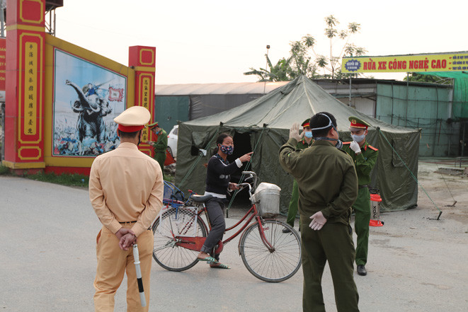 Việc kiểm soát người dân ra vào cũng được siết chặt.