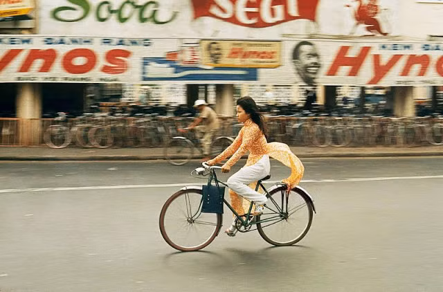 Thiếu nữ Sài Gòn xuống phố bằng xe đạp trong trang phục áo dài năm 1965.