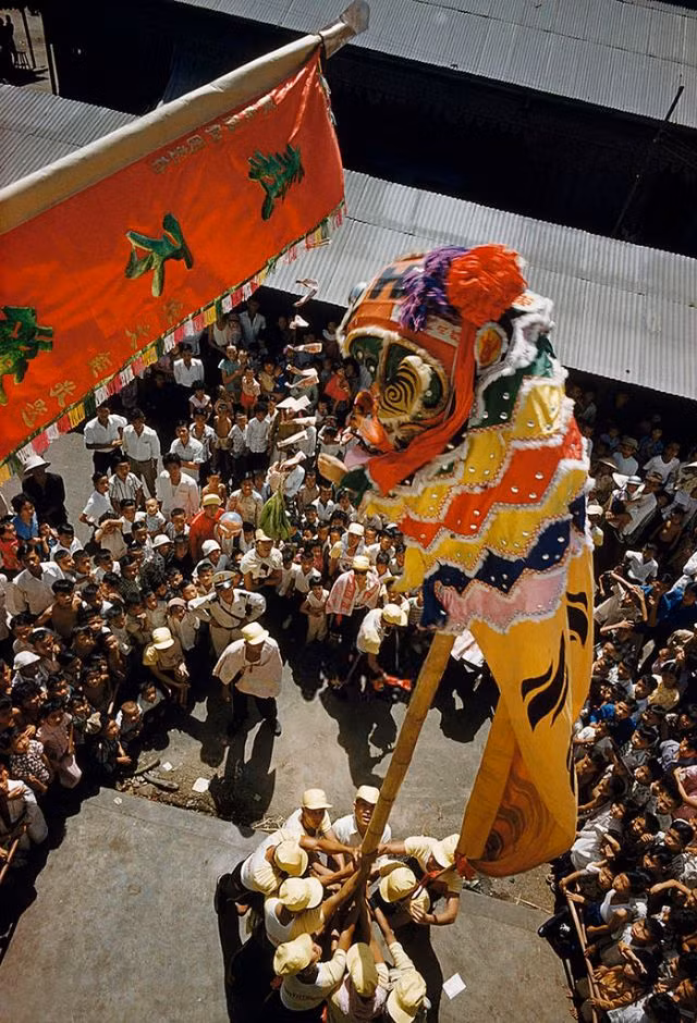 Khung cảnh náo nhiệt, sầm uất tại Chợ Lớn năm 1961.