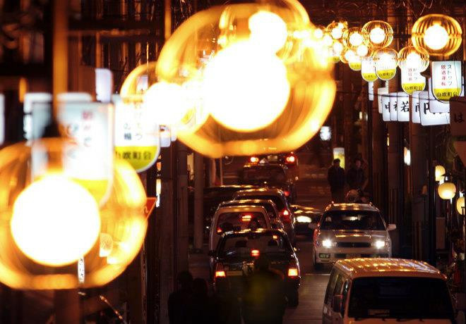 Điều này khiến cuộc sống của người dân Nhật Bản có nhiều xáo trộn, bao gồm thu nhập giảm do không thể làm việc. Theo đó, chính phủ Nhật Bản quyết định thực hiện chương trình trợ cấp cho người lao động tự do (freelance), tách biệt với chương trình cho các nhân viên văn phòng (77 tỷ USD), họ sẽ được nhận trợ cấp 4.100 yen/ngày (tương đương 38 USD). Đây là những đối tượng không thể làm việc trong khoảng thời gian từ 27/2 - 30/6.