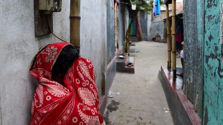 Không chỉ Nhật Bản, "công nhân tình dục" ở một số nước trên thế giới cũng đối mặt với những khó khăn tương tự. Bangladesh là một trong những quốc gia bị ảnh hưởng bởi dịch Covid-19.