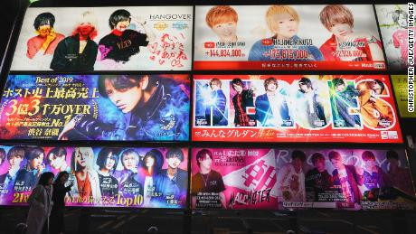 Trước động thái trên, những người ủng hộ tiếp viên quán bar và và những "công nhân tình dục" như gái mại dâm đã kêu gọi chính phủ Nhật Bản xem xét lại việc loại trừ họ khỏi danh sách các ngành được nhận trợ cấp vì dịch Covid-19.