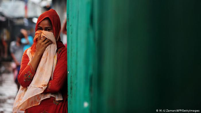 Vì vậy, trong bối cảnh dịch Covid-19 bùng phát có nhiều trường hợp tử vong, " công nhân tình dục" ở Bangladesh không được phép hành nghề. Theo truyền thông địa phương, mỗi gái mại dâm được hỗ trợ 20 - 30 kg, giảm tiền thuê nhà do giảm bớt ảnh hưởng đến cuộc sống của nhóm đối tượng này.