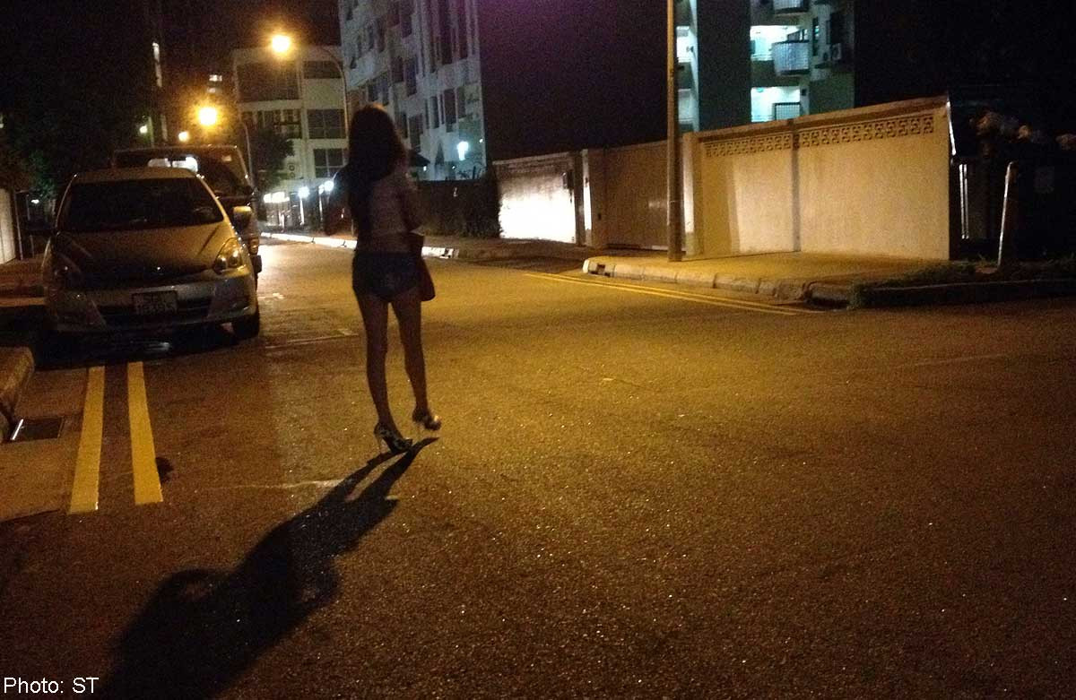 Gái mại dâm có cuộc sống khó khăn do dịch Covid-19. Vì vậy, một số gái mại dâm che giấu công việc của mình để có thể nhận được trợ cấp.