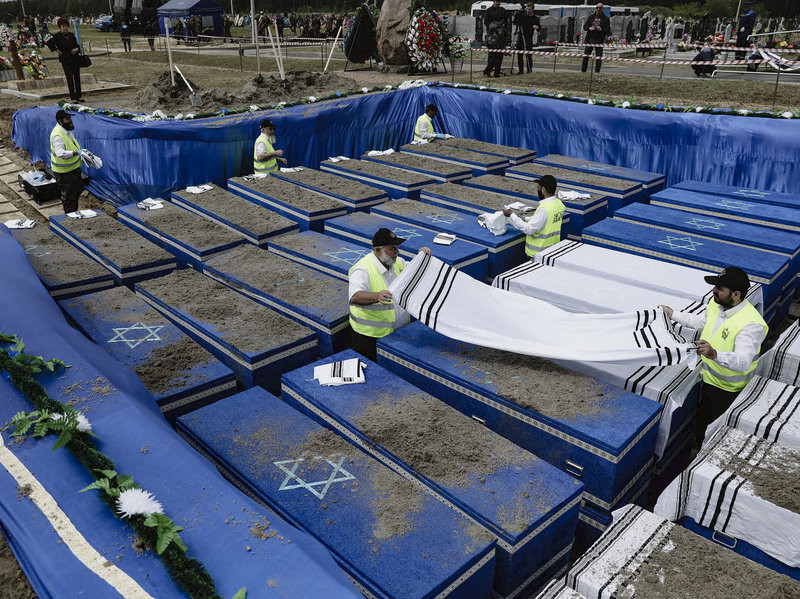 Ngôi mộ tập thể này được phát hiện khi các công nhân tiến hành thi công xây dựng một khu dân cư và một trung tâm mua sắm mới sang trọng.