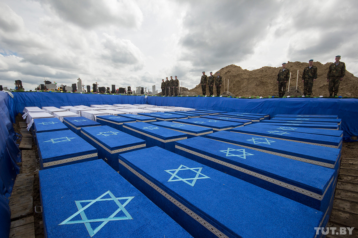 Những thi thể này thuộc về cả nam giới, phụ nữ và trẻ em. Hầu hết nạn nhân có vết thương do súng bắn vào đầu.