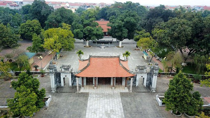 Đây là đền thờ hai vị anh hùng dân tộc làm rạng danh lịch sử Việt Nam là Trưng Trắc và Trưng Nhị. Họ là những người lãnh đạo cuộc khởi nghĩa đánh đổ ách thống trị của nhà Đông Hán vào năm 40 - 43 (sau Công nguyên), giành lại nền độc lập và tự chủ dân tộc.