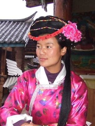 Bộ tộc Mosuo theo chế độ mẫu hệ. Điều này được thể hiện rõ rệt trong mọi hoạt động đời sống. Cụ thể, trong mỗi gia đình, phụ nữ đều đóng vai trò trụ cột của gia đình. Họ nắm mọi quyền hành trong gia đình từ việc cai quản lương thực, tài sản đất đai và có quyền quyết định tất cả mọi việc của tất cả các thành viên còn lại.