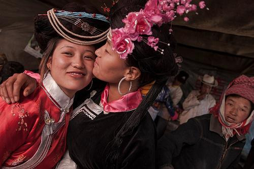 Thế nhưng, nhiều phụ nữ bộ tộc Mosuo thường gắn bó với một người đàn ông duy nhất sau khi có con chung. Mời độc giả xem video: Người phụ nữ bị phạt 200.000 đồng vì… không đeo khẩu trang. Nguồn: VTC Now.