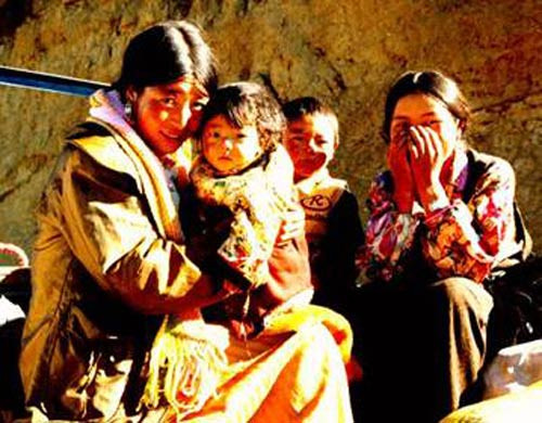 Nam giới làm những công việc như cày ruộng, xây dựng, sửa nhà và giết mổ gia súc và chăm sóc con cái.