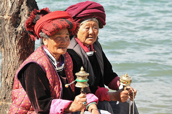 Người Mosuo hay người Nạp Nhật, là hậu duệ của dân tộc Khương cổ đại. Theo “Nguyên sử địa lý chí” của Trung Quốc, bộ tộc Mosuo đã di cư từ cao nguyên Himalaya đến vùng hồ Lugu từ hơn 1.500 năm trước.