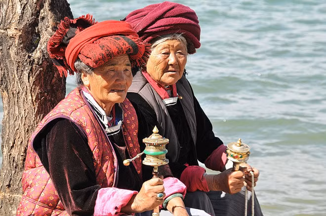 Người Mosuo hay người Nạp Nhật, là hậu duệ của dân tộc Khương cổ đại. Theo “Nguyên sử địa lý chí” của Trung Quốc, bộ tộc Mosuo đã di cư từ cao nguyên Himalaya đến vùng hồ Lugu từ hơn 1.500 năm trước.