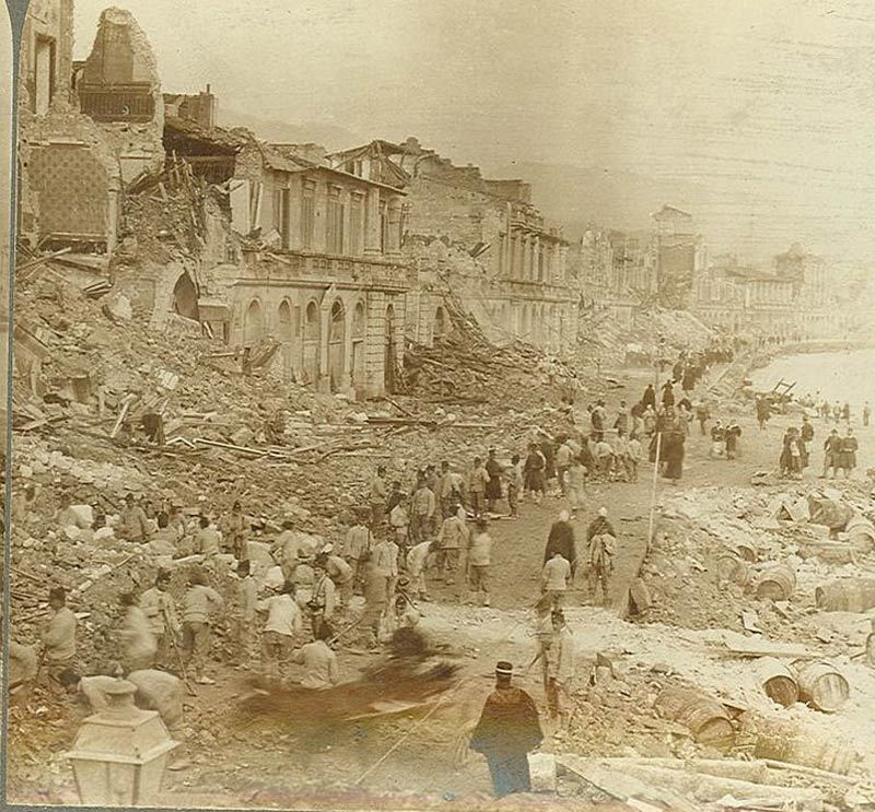 Nhiều tuần sau khi thảm kịch xảy ra, lực lượng cứu hộ tích cực tìm kiếm nạn nhân trong những khu vực hoang tàn, đổ nát.