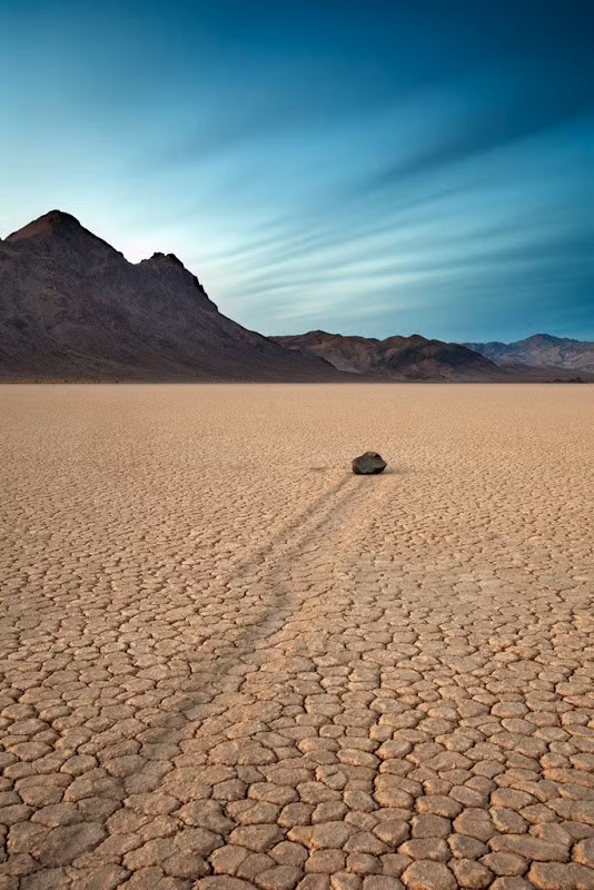 Kết quả là nhà khoa học Richard và James phát hiện 60 hòn đá trong lòng hồ cạn có sự di chuyển sau một thời gian.