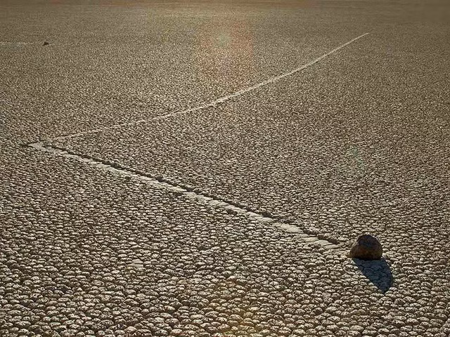 Sự dịch chuyển của những hòn đá này có liên quan đến điều kiện thời tiết. Cụ thể, khi lòng hồ ngập nước, băng đá được hình thành và nổi trong mùa đông. Khi nhiệt độ ban đêm giảm xuống, các phiến băng đá mỏng sẽ được hình thành.