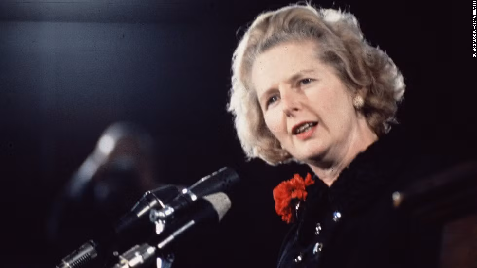 Dưới sự lãnh đạo của bà Thatcher, đảng Bảo thủ dịch chuyển về cánh hữu, kêu gọi tư nhân hóa các ngành công nghiệp quốc gia và cương quyết bảo vệ lợi ích của Anh ở ngoại quốc.