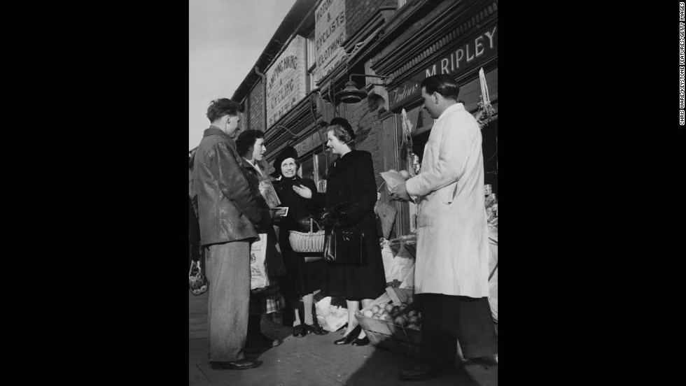 Vào năm 1951, "Bà đầm thép" kết hôn với doanh nhân Denis Thatcher. Hai năm sau, vợ chồng bà Thatcher đón chào cặp sinh đôi Carol và Mark.