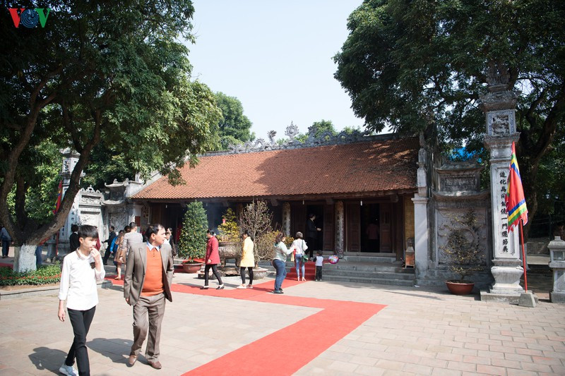 Hai bà Trưng Trắc và Trưng Nhị sống ở thôn Hạ Lôi từ những ngày thơ bé cho đến khi trưởng thành, lãnh đạo cuộc khởi nghĩa giành thắng lợi, xưng Vương và định đô. Vì vậy, đền thờ Hai Bà Trưng ở thôn Hạ Lôi có ý nghĩa đặc biệt quan trọng.