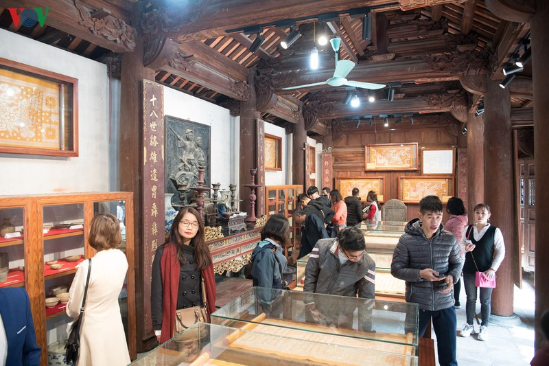 Theo đó, thôn Hạ Lôi, xã Mê Linh với 457 hộ, 1.825 nhân khẩu sẽ thực hiện phong tỏa. Thêm nữa, xã Mê Linh, huyện Mê Linh phải tổ chức lực lượng phong tỏa theo quy định của Bộ Y tế. Tất cả trường hợp F1, F2 lấy mẫu ngay lập tức, 457 hộ dân ở đây phải ở trong nhà. Huyện và xã tổ chức cung cấp thực phẩm cho nhân dân. a