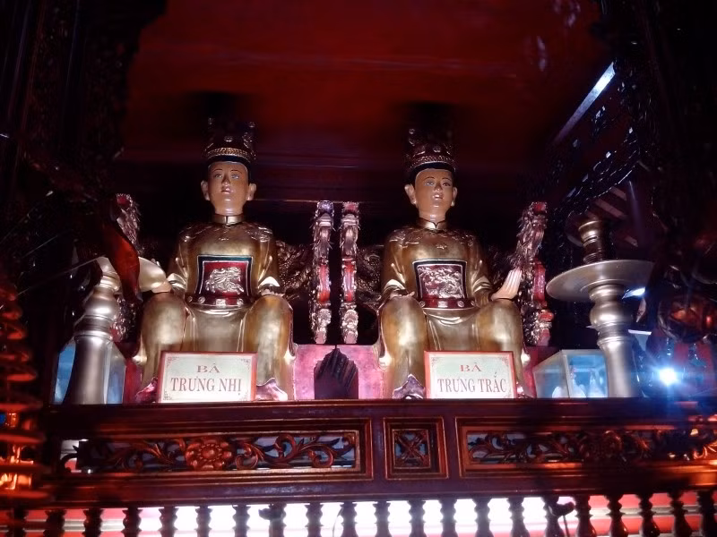 Đền Hai Bà Trưng còn là nơi lưu giữ nhiều di vật quý như: gỗ, đá, đồng, sứ, giấy,… Các di vật có niên đại tập trung vào triều Nguyễn như hoành phi, hương án, đại tự, câu đối, khám, kiệu, tượng thờ…được chạm khắc công phu, tinh xảo, với các đề tài trang trí: rồng mây, hoa lá, văn triện, hổ phù…