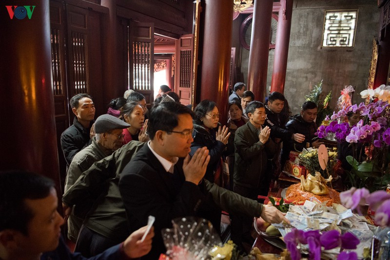 Hà Nội cách ly thôn Hạ Lôi vì ca bệnh nhân COVID-19 thứ 243 Sau khi phát hiện bệnh nhân 243 và 2 ca dương tính với SARS-CoV-2 (gây bệnh Covid-19) tại thôn Hạ Lôi (xã Mê Linh, huyện Mê Linh), chiều ngày 7/4, Chủ tịch TP Hà Nội Nguyễn Đức Chung ủy quyền cho Chủ tịch huyện Mê Linh ra quyết định cách ly toàn bộ thôn Hạ Lôi để dịch bệnh không lây lan. a