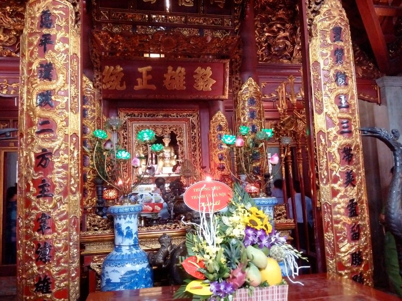 Bên trong đền Hạ Lôi là kiến trúc bằng gỗ lim được chạm trổ những họa tiết tinh tế. Tượng thờ, nội thất, hoành phi, câu đối đều được sơn son thếp vàng lộng lẫy, trang nghiêm.