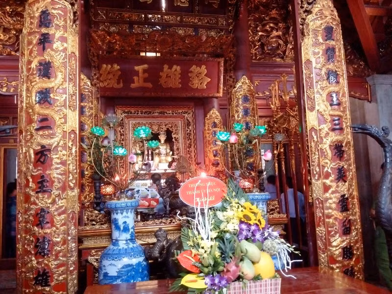 Bên trong đền Hạ Lôi là kiến trúc bằng gỗ lim được chạm trổ những họa tiết tinh tế. Tượng thờ, nội thất, hoành phi, câu đối đều được sơn son thếp vàng lộng lẫy, trang nghiêm.