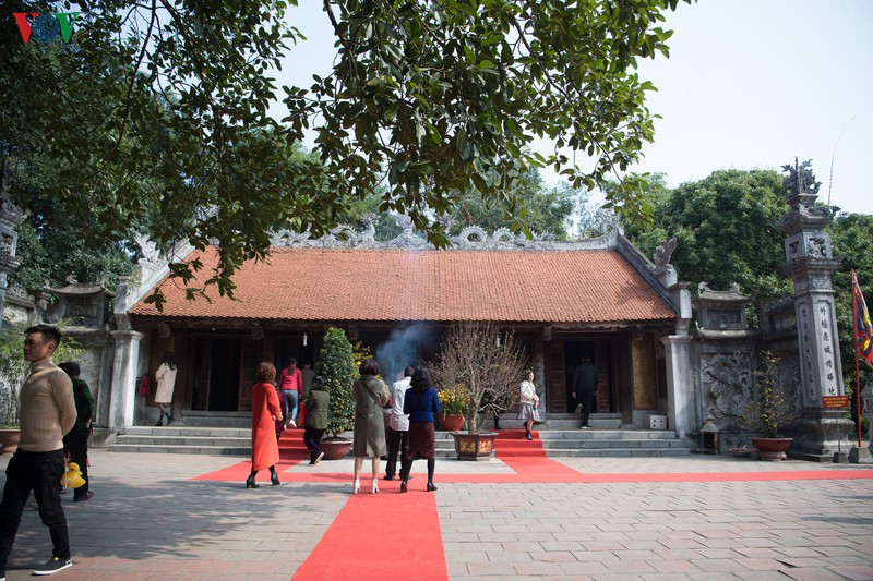 Sau khi qua đời, Trưng Trắc và Trưng Nhị được dân gian suy tôn làm Trưng Thánh Vương “Danh thơm muôn thuở vọng cõi trời nam”. Hàng năm, rất nhiều người tới đền Hạ Lôi để chiêm bái và tưởng nhớ công lao của Hai Bà Trưng.