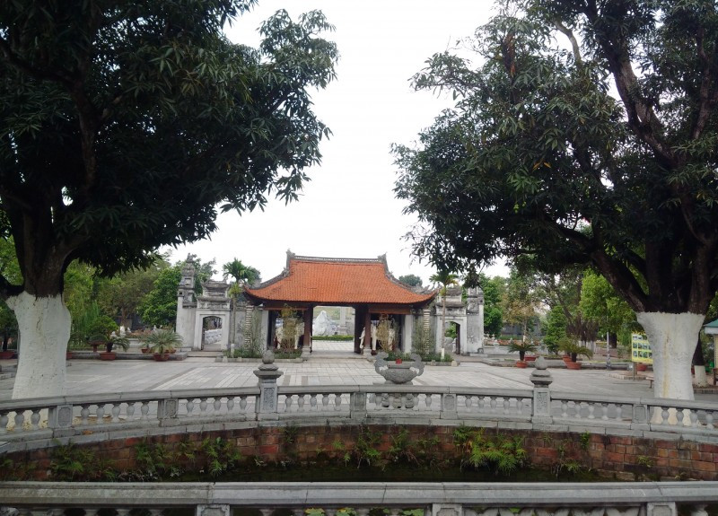 Đền Hạ Lôi được xây dựng trên khu đất cao, phong thủy tinh tế với cấu trúc gồm: Tam quan, nhà Trung tế, nhà Tiền tế và Hậu cung. Bên trong đền với kiến trúc bằng gỗ lim được chạm trổ những họa tiết tinh tế. Tượng thờ, nội thất, hoành phi, câu đối đều được sơn son thếp vàng lộng lẫy, thâm nghiêm.