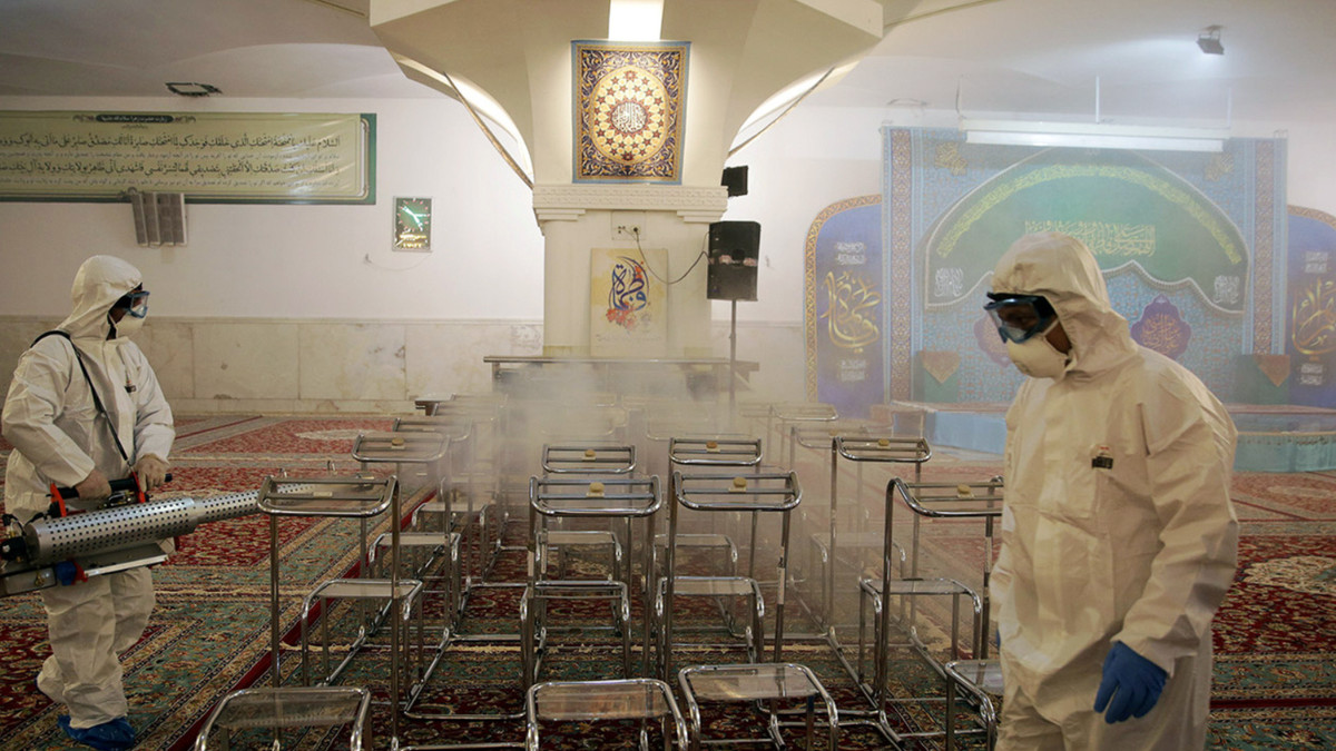 Theo Washington Post, các quan chức Iran cho biết họ sử dụng vôi khi chôn cất những người chết do nhiễm virus. Mời độc giả xem video: Mỹ: Hố chôn hàng trăm người tử vong vì Covid-19. Nguồn: VTC Now.